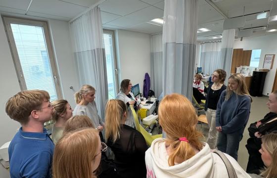 G2BK klass külastas Pärnu Haigla laboreid