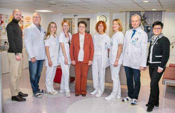 Sirje Karis ja Sünnitusmajade Fond andsid Pärnu Haiglale üle vastsündinute elustamislaua