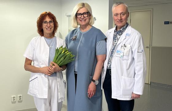 Pärnu linnavalitsuse esindus külastas sünnitusosakonda: pikaajaline koostöö jätkub beebide une heaks