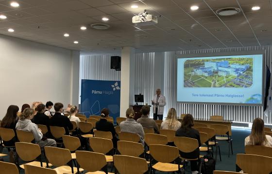 Arstitudengid külastasid Pärnu Haiglat ja osalesid praktilistes töötubades