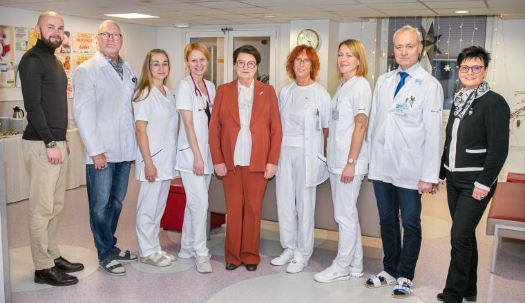 Sirje Karis ja Sünnitusmajade Fond andsid Pärnu Haiglale üle vastsündinute elustamislaua