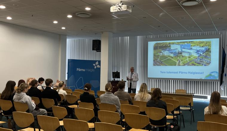 Arstitudengid külastasid Pärnu Haiglat ja osalesid praktilistes töötubades