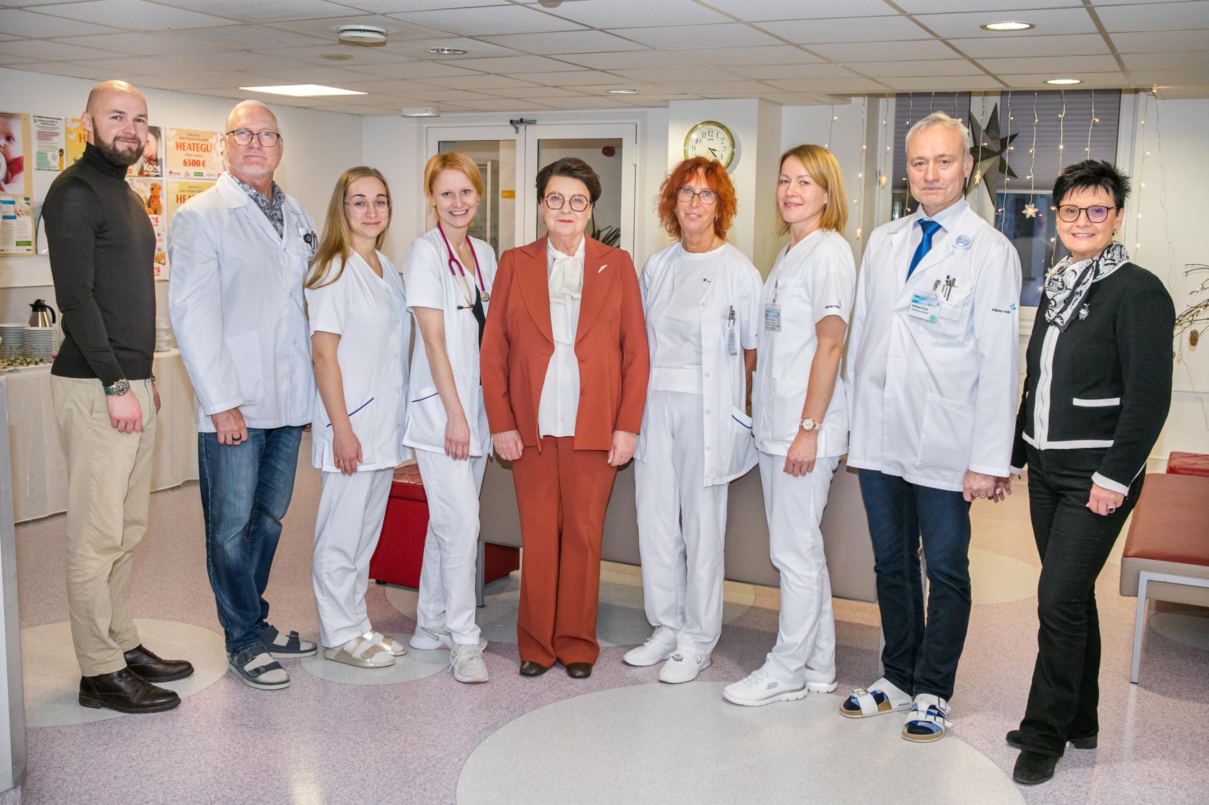 Sirje Karis ja Sünnitusmajade Fond andsid Pärnu Haiglale üle vastsündinute elustamislaua